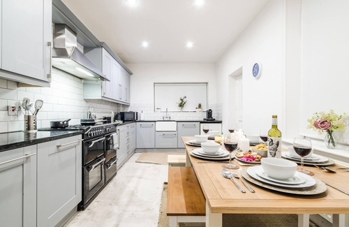 Jesmond House | Spacious 5-Bedroom House with Garden