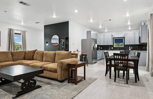 Fort Worth House | Spacious 5-bedroom house in delightful Fort Worth with WiFi, AC