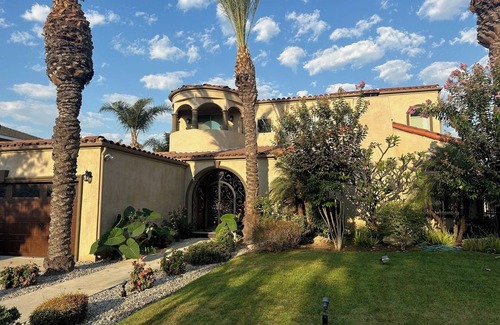 Los Cerritos House | Spacious 5-bedroom house with WiFi, AC in brilliant Long Beach
