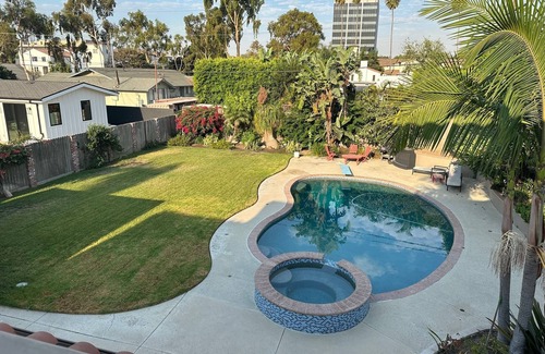 Los Cerritos House | Spacious 5-bedroom house with WiFi, AC in brilliant Long Beach
