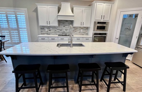 Buechel House | Spacious 5-bedroom house in Walking Distance to Restaurants