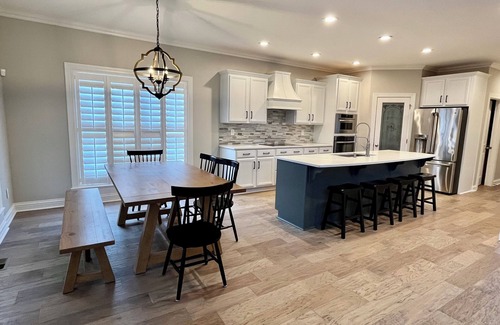 Buechel House | Spacious 5-bedroom house in Walking Distance to Restaurants