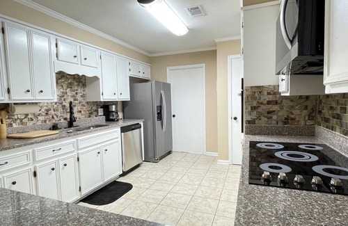 Moscow House | Spacious 5-bedroom house in welcoming Pine Bluff with WiFi, AC