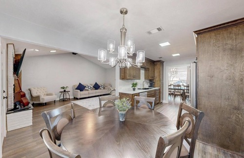 Southwest Arlington House | Spacious 5-bedroom house with WIFI and newly furnished in fabulous Arlington.