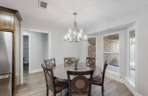 Southwest Arlington House | Spacious 5-bedroom house with WIFI and newly furnished in fabulous Arlington.