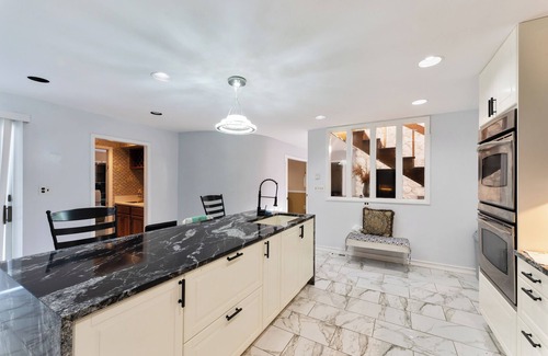Bay Shore House | Spacious 5-bedroom house with WiFi, Close to 5000sqf