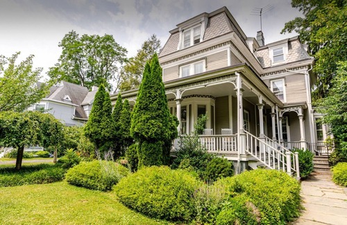 Montclair House | Spacious 5-bedroom house with pool and two office rooms in charming Montclair