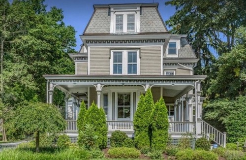 Montclair House | Spacious 5-bedroom house with pool and two office rooms in charming Montclair