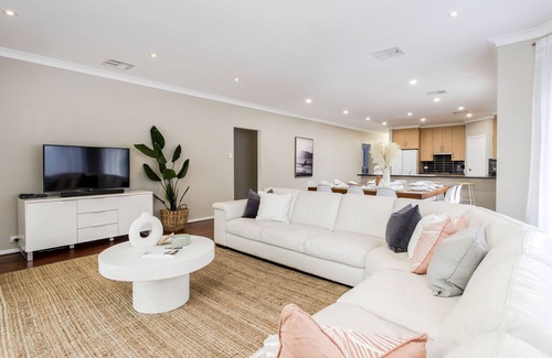 Adelaide Central Business District House | Spacious 5 Bedroom Home Ideal for Families and Large Groups
