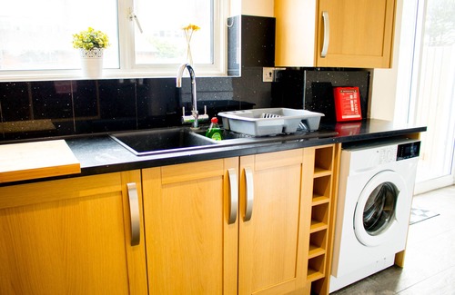 Tilbury House | Spacious 5-Bedroom Home - Sleeps 11 & Free Parking
