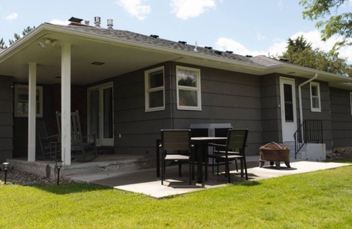 Rimrock House | Spacious 5-bedroom Home with Backyard & Work Spaces
