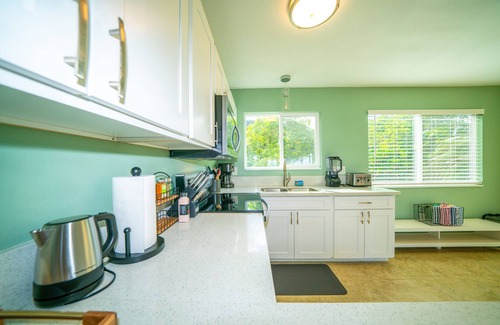 Hauula House | Spacious 5 Bedroom Home/2 Kitchens in Oahu's Countryside