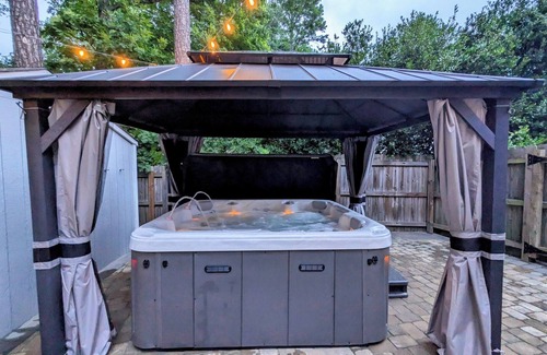 North Raleigh House | Spacious 5 Bedroom, Hot Tub, Arcade Room, EV Charger, Handicap & Quiet Culdesac!