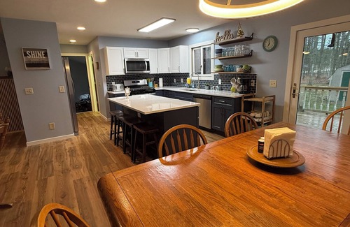 Benzonia House | Spacious 5-bedroom house just 5 min drive to Crystal Mountain Resort