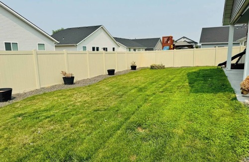 Nampa House | Spacious 5-bedroom house in Marvelous Caldwell with Fast Wifi Quiet Neighborhood