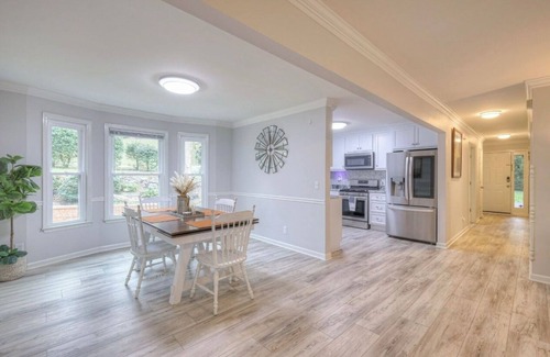 Columbia House | Spacious 5 bedroom house in serene Columbia with WiFi, AC