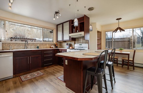 Palisade House | Spacious 5-bedroom house with WiFi, AC in charming Palisade