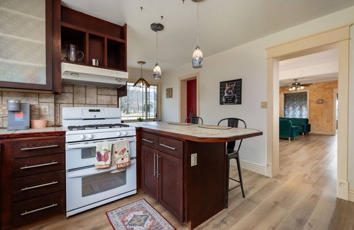 Palisade House | Spacious 5-bedroom house with WiFi, AC in charming Palisade