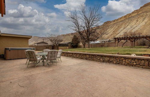 Palisade House | Spacious 5-bedroom house with WiFi, AC in charming Palisade