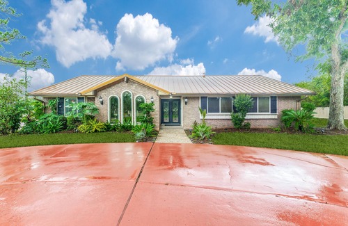 Pasadena House | Spacious 5-bedroom house with Pool, Tennis Court, and Fitness Room!