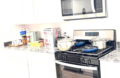 Rosenberg House | Spacious 5-bedroom house with WiFi and AC in charming Richmond.