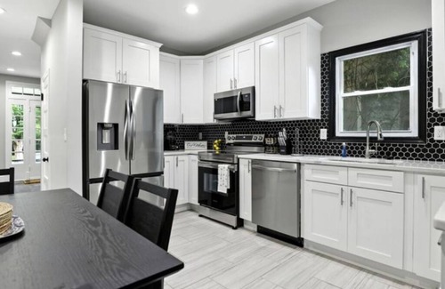 Bellevue House | Spacious 5-bedroom house in Richmond with AC, WiFi - Perfect for Groups