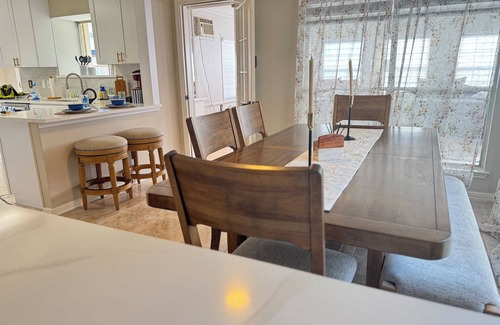 Stafford House | Spacious 5-bedroom house perfect for groups, close to shops/events/restaurants.