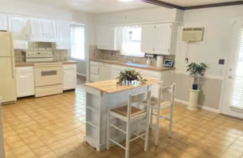 Steelton House | Spacious 5-bedroom house with hot tub and pool