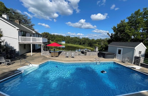 Potts Grove House | Spacious 5-bedroom house in nice Winfield with WiFi, Pool and Hot tub