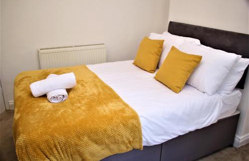 Aylesbury House | Spacious 5 Bedroom House Close To Town Center