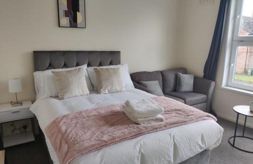 Aylesbury House | Spacious 5 Bedroom House Close To Town Center
