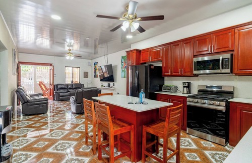 Managua House | Spacious 5-bedroom house in welcoming Managua with WiFi, AC