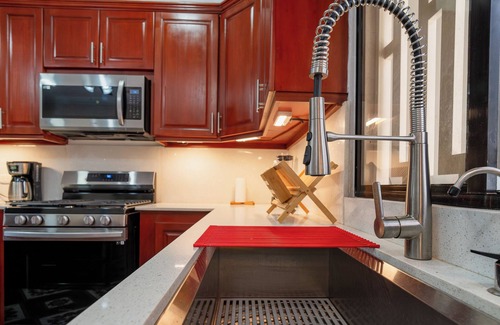 Managua House | Spacious 5-bedroom house in welcoming Managua with WiFi, AC