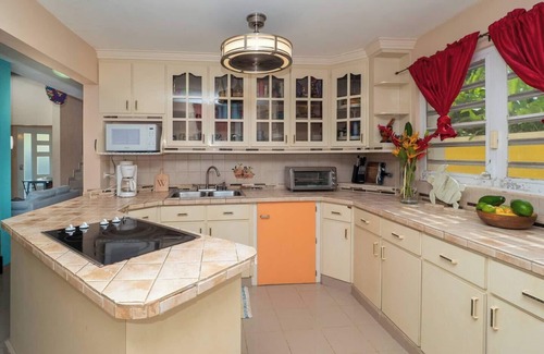 Rio House | Spacious 5-bedroom house views of El Yunque and saltwater spa.