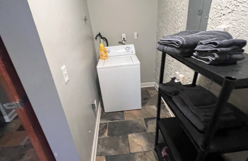 Downtown Columbus House | Spacious 5-bedroom house with AC and WiFi in welcoming Columbus