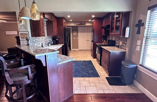 Guthrie House | Spacious 5-bedroom house with swimming pool and AC, WiFi in beautiful Guthrie.