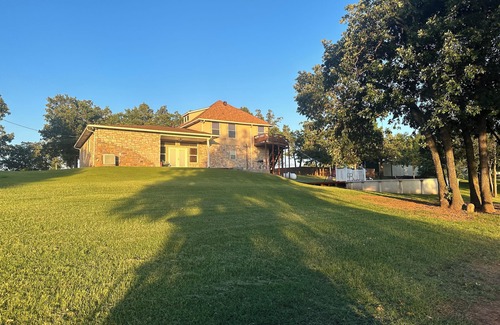 Guthrie House | Spacious 5-bedroom house with swimming pool and AC, WiFi in beautiful Guthrie.