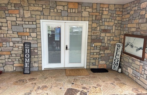 Guthrie House | Spacious 5-bedroom house with swimming pool and AC, WiFi in beautiful Guthrie.