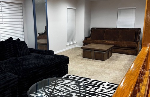 North Houston House | Spacious 5-bedroom house with AC, WiFi in awesome Houston