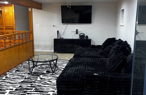 North Houston House | Spacious 5-bedroom house with AC, WiFi in awesome Houston