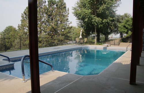Payette House | Spacious 5-bedroom house in lovely Payette with WiFi, AC, fitness room, pool.