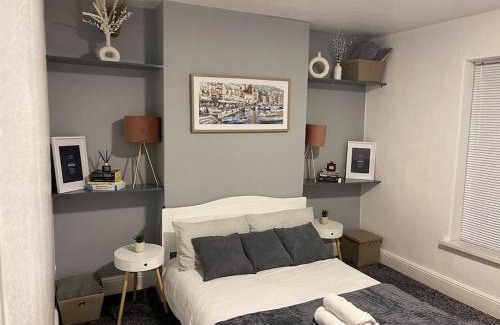 Roath House | Spacious 5 Bedroom House - 2 Bath - City Centre - Free Parking