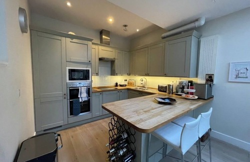 Thamesfield House | Spacious 5-bedroom house.Bring the whole family & friends.Prime location London
