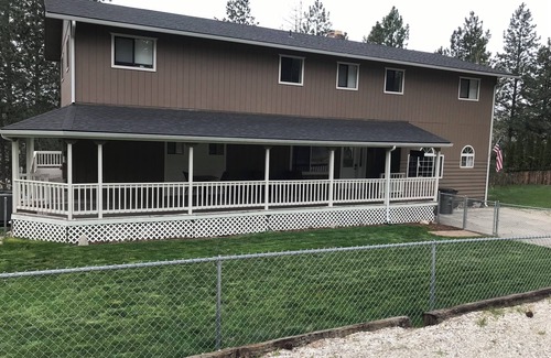 Elk House | Spacious 5-bedroom house in welcoming Elk with WiFi and AC
