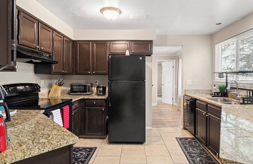 Aurora House | Spacious 5-bedroom house in amazing Aurora with WiFi, AC