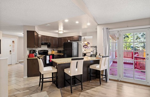 Aurora House | Spacious 5-bedroom house in amazing Aurora with WiFi, AC