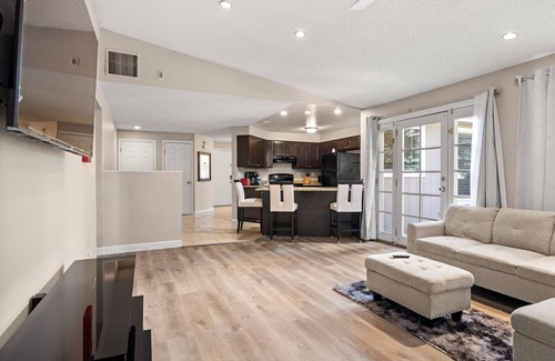 Aurora House | Spacious 5-bedroom house in amazing Aurora with WiFi, AC