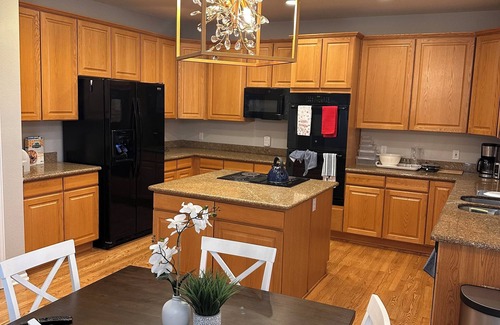 Aurora House | Spacious 5-bedroom house in enchanting Aurora with AC, WiFi