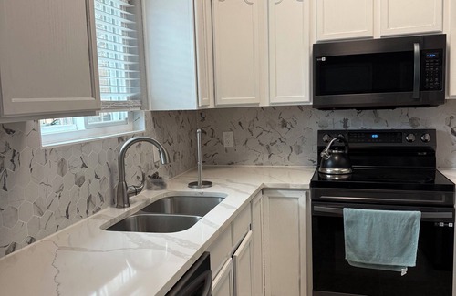 Aurora House | Spacious 5- bedroom house in peaceful Aurora with WiFi and AC