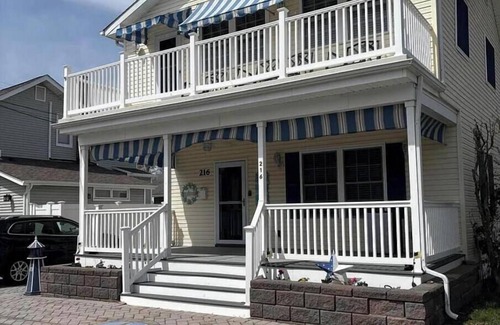 Lake Como House | Spacious 5-bedroom house in beautiful Belmar w/WiFi. 2 blocks from the beach!